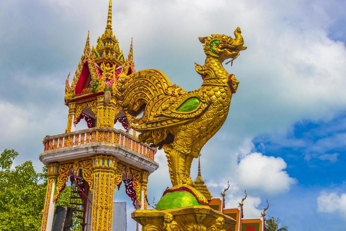Architettura colorata e statue al tempio di Wat Plai Laem sull'isola di Koh Samui, Surat Thani, Thailandia foto