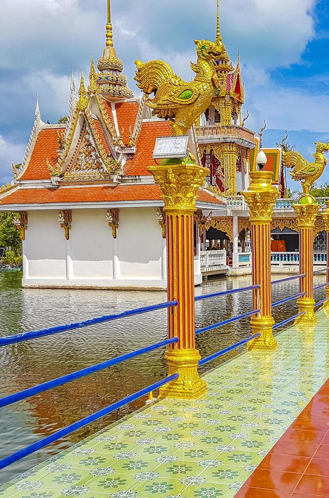 Architettura colorata e statue al tempio di Wat Plai Laem sull'isola di Koh Samui, Surat Thani, Thailandia foto
