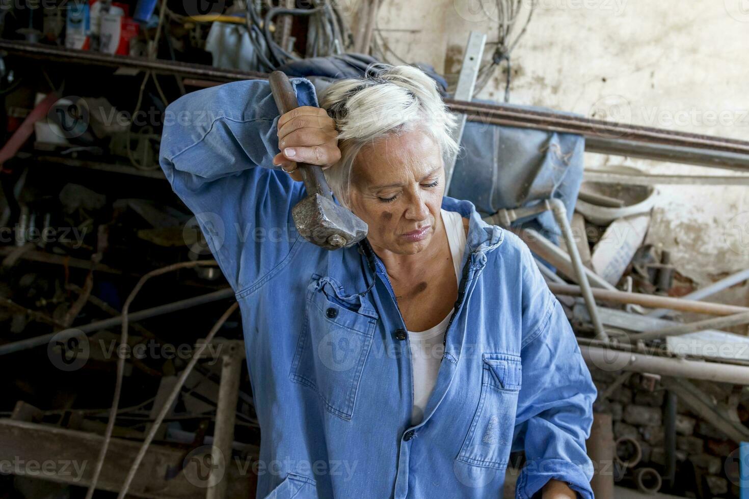 bellissimo signora a opera nel il suo vecchio laboratorio foto