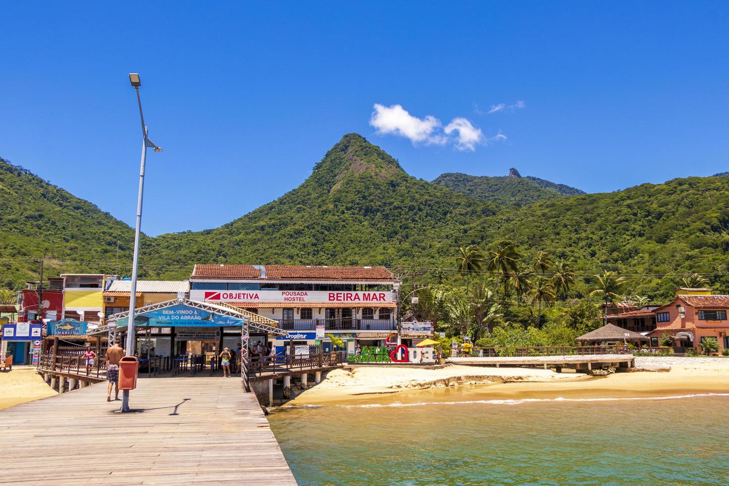 Isola tropicale ilha grande abraao beach ad angra dos reis, rio de janeiro, brasile foto