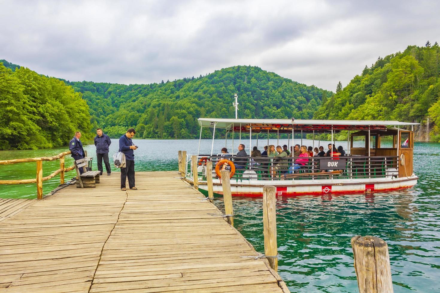 barca elettrica sul lago kocjak, parco nazionale dei laghi di plitvice, croazia foto