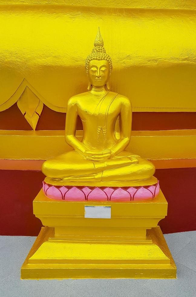 statua dorata del buddha al tempio di wat phra yai, koh samui, thailandia, 2018 foto