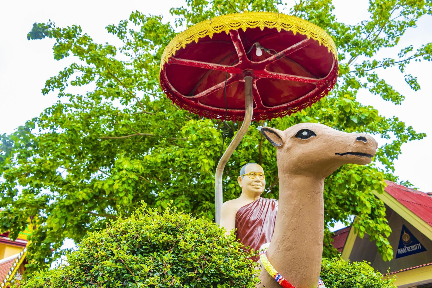 statue al tempio wat phra yai a koh samui, thailandia, 2018 foto