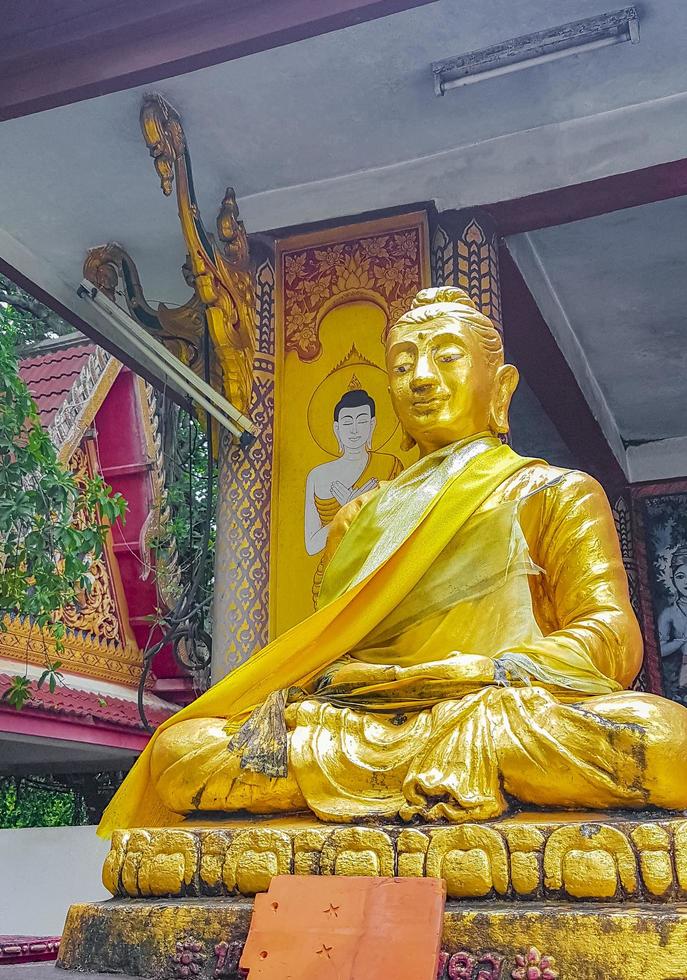 statua dorata del buddha al tempio di wat phra yai, koh samui, thailandia, 2018 foto