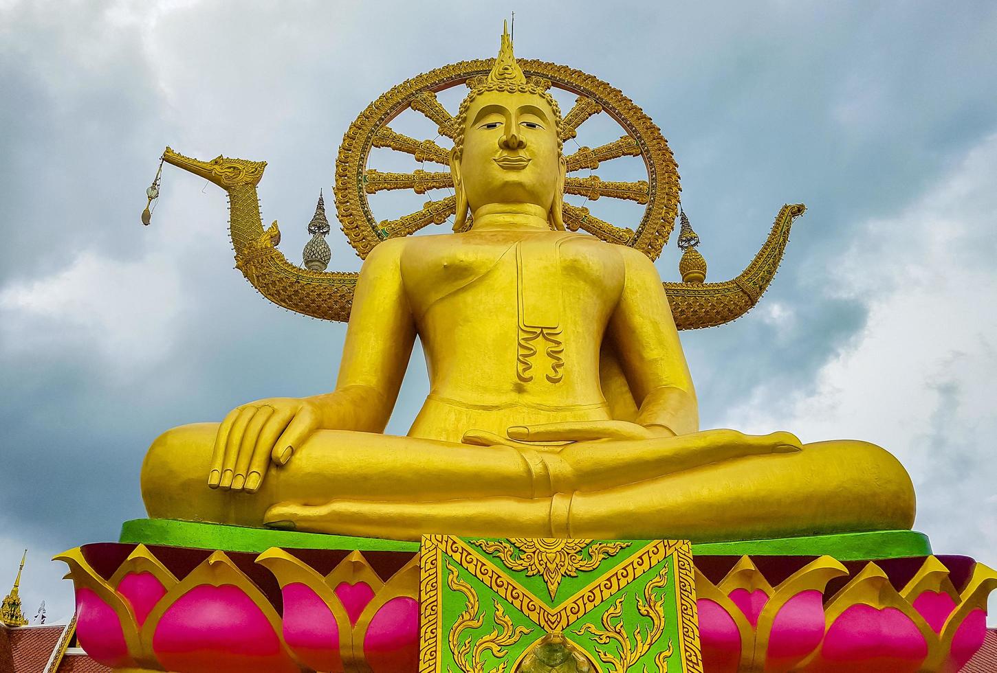 statua dorata del buddha al tempio di wat phra yai, koh samui, thailandia foto