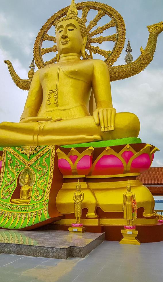 statua dorata del buddha al tempio di wat phra yai, koh samui, thailandia foto