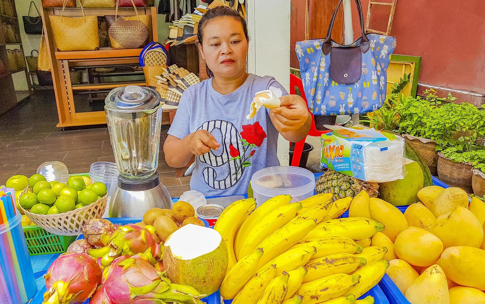 donna tailandese che vende frutta nel villaggio di pescatori, koh samui, thailandia, 2018 foto