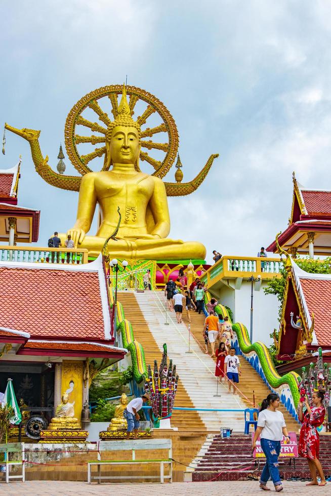 statua dorata del buddha al tempio di wat phra yai, koh samui, thailandia foto