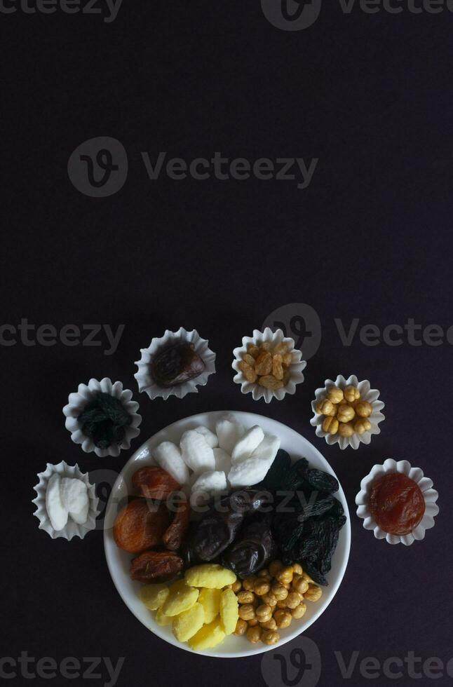 eid mubarak. diverso iftar dolci. festeggiare eid al adha. islamico tradizionale vacanza. eid al-fitr. agrifoglio mese Ramadan. mezzo orientale religioso vacanza. secco Data frutta. piatto posizione, superiore Visualizza. foto