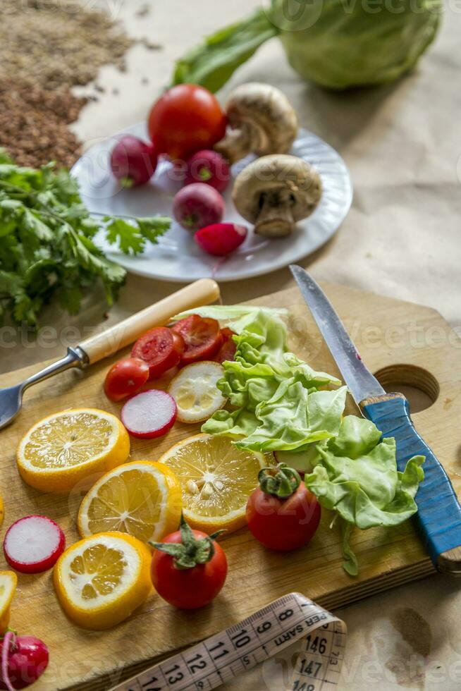 salutare vegano cibo sfondo con taglio tavola e Limone fette. superiore Visualizza per biologico cibo sfondo con taglio tavola e Limone fette foto