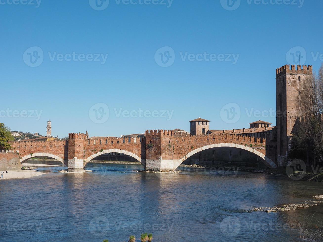 ponte castelvecchio aka ponte scaligero a verona foto