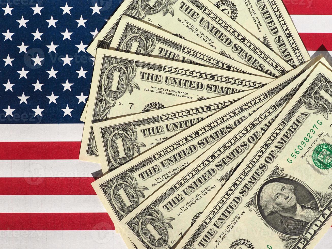 banconote in dollari e bandiera degli stati uniti foto