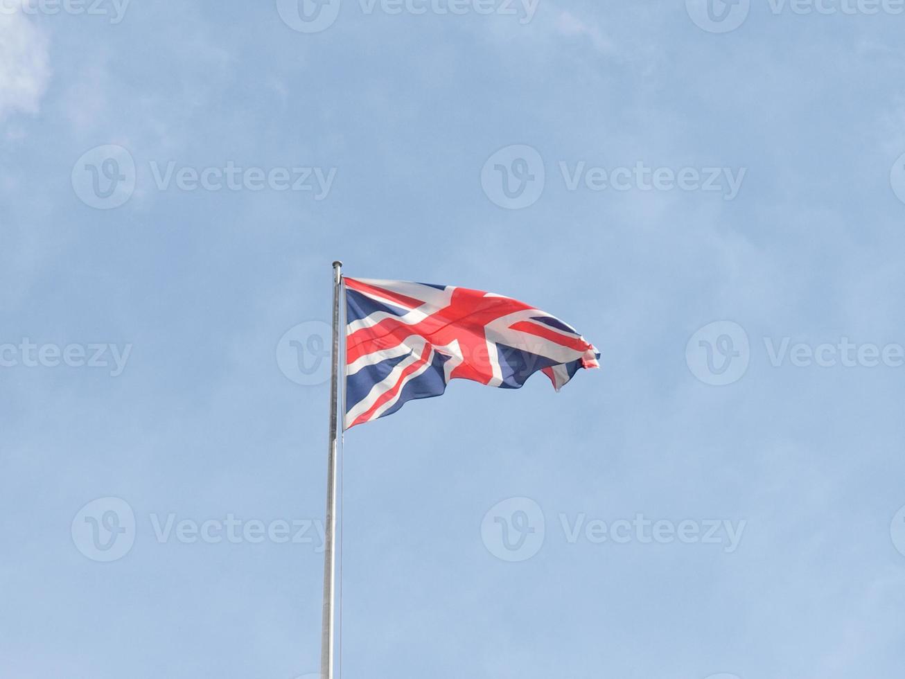 bandiera del regno unito sopra il cielo blu foto