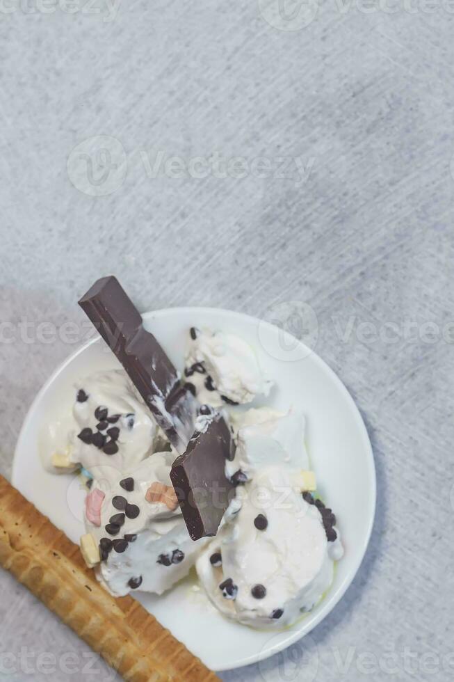 delizioso cialda con gelato. estate cibo concetto. superiore Visualizza di delizioso ghiaccio crema foto