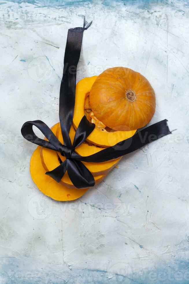 vacanza Alimenti e feste. zucca fette decorato con nero nastro. Halloween e contento ringraziamento concetto foto