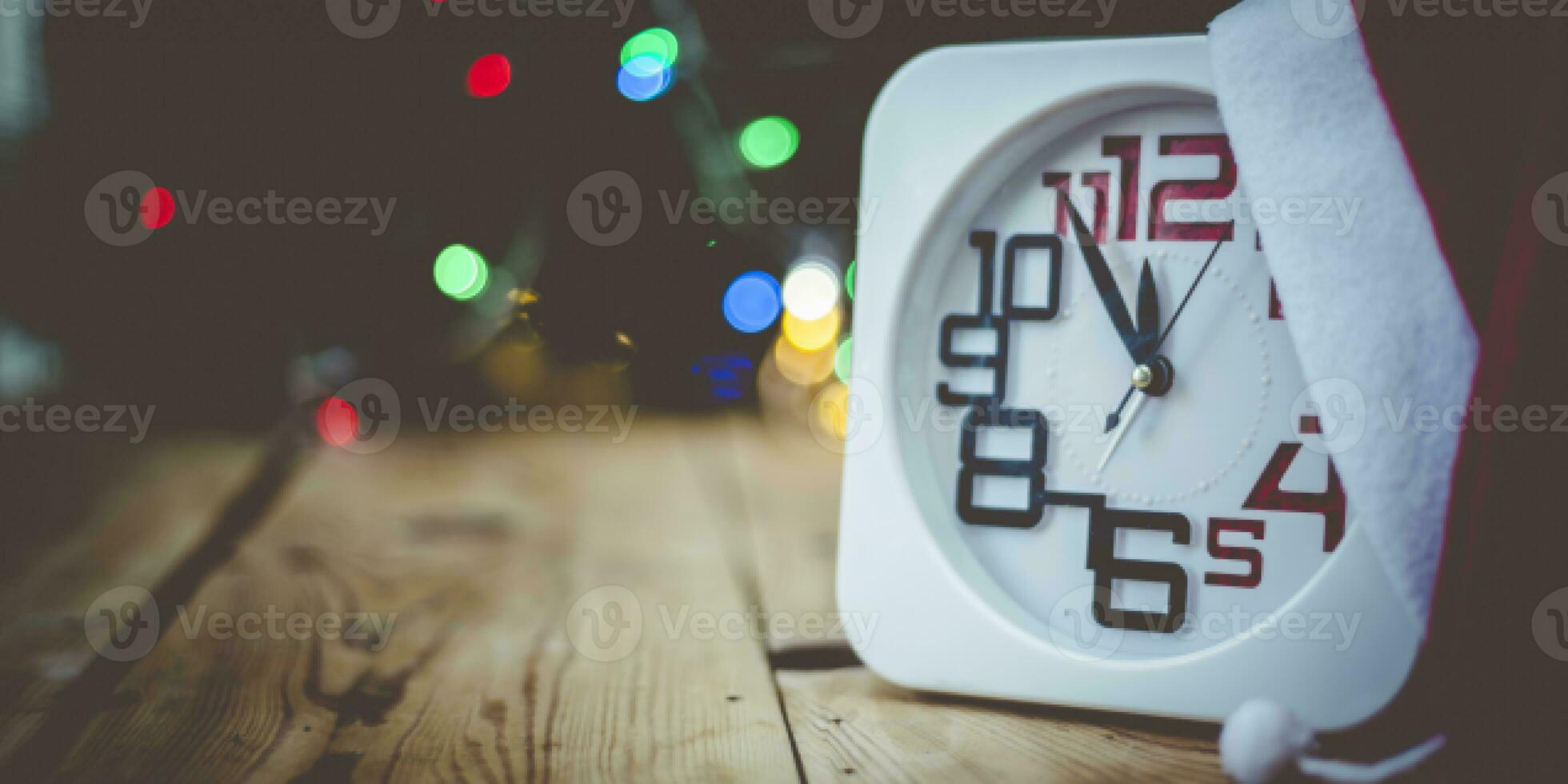 Natale vacanza vigilia. nuovo anno arredamento con bokeh luci. Magia inverno. orologio a mezzanotte. saluto nuovo 2020 anno. orologio con sfocato Magia luci. foto