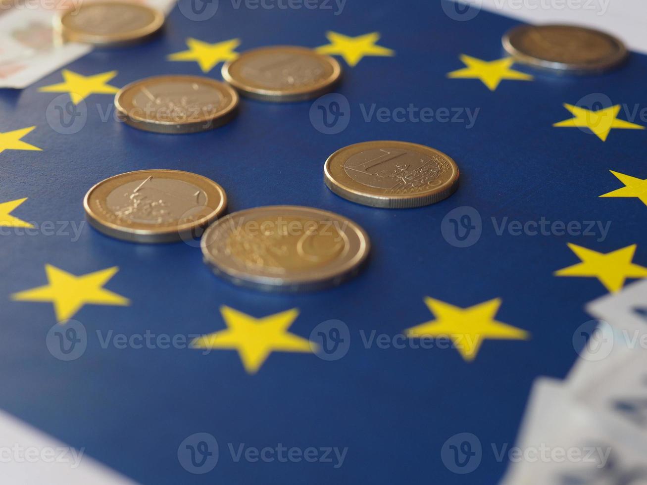banconote e monete in euro, unione europea, oltre bandiera foto