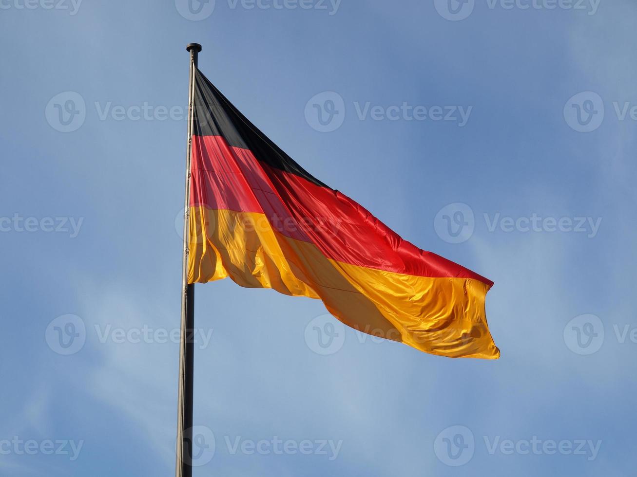 bandiera tedesca sopra il cielo blu foto