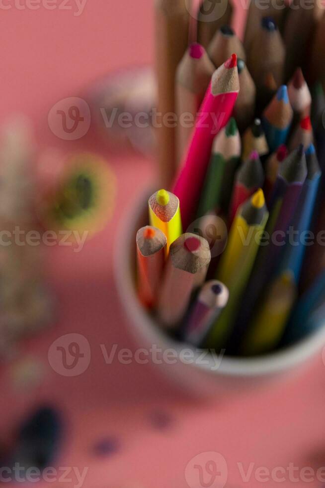 pila di colorato matite e si rade in giro esso foto