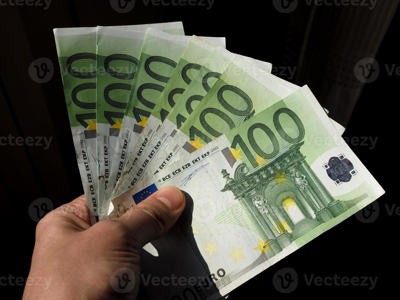 mano con banconote in euro, unione europea foto