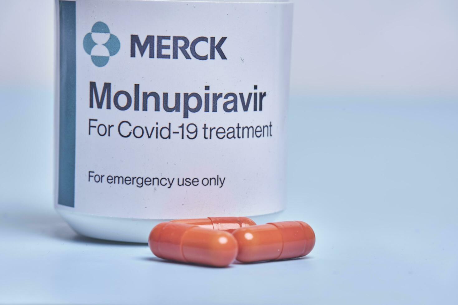 molnupiravir - primo approvato orale antivirale pillole contro covid-19 foto