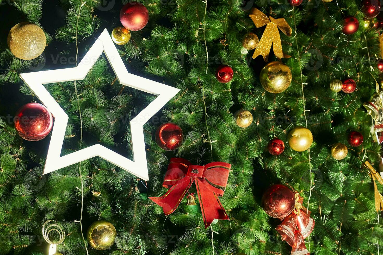 festivo Natale albero sfondo con decorazioni foto