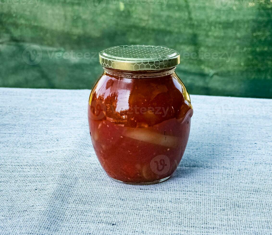 tradizionale ungherese fatti in casa lecho nel bicchiere barattoli. conservato pomodori e peperoni con spezie. foto