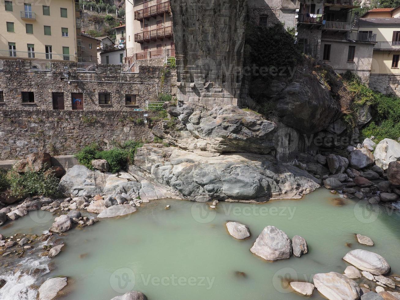 ponte romano a pont saint martin foto