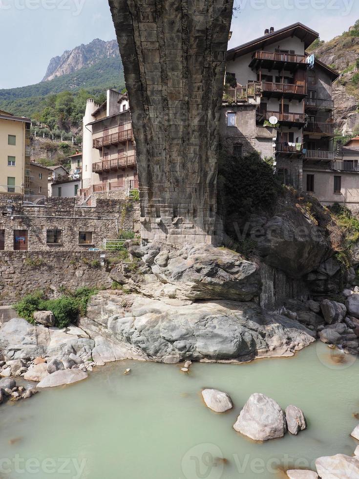 ponte romano a pont saint martin foto