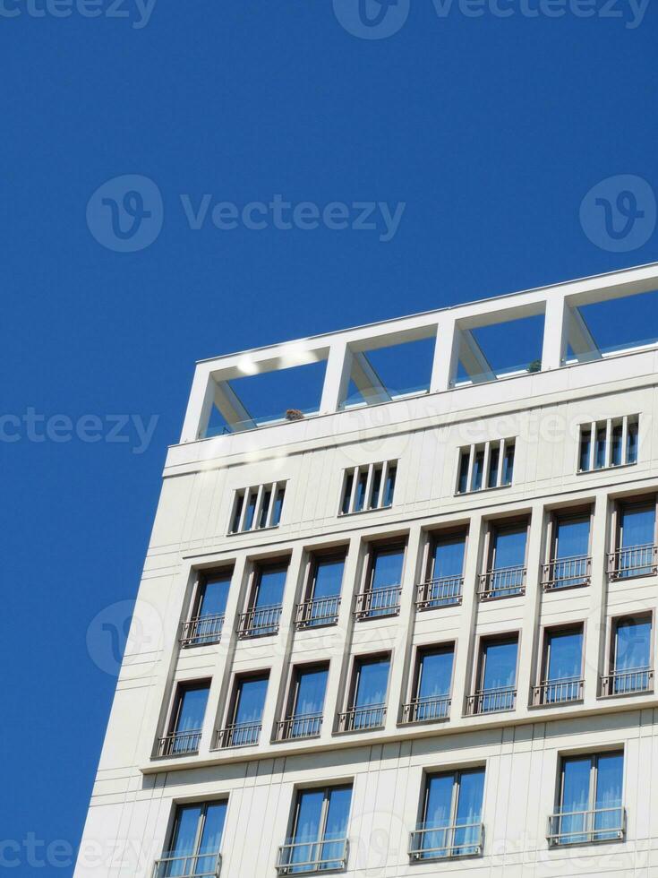 moderno bianca edificio - bordo foto