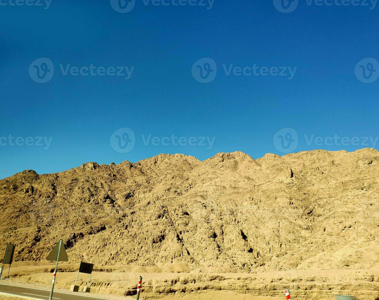 strada attraverso il deserto, sinai montagne, colline foto