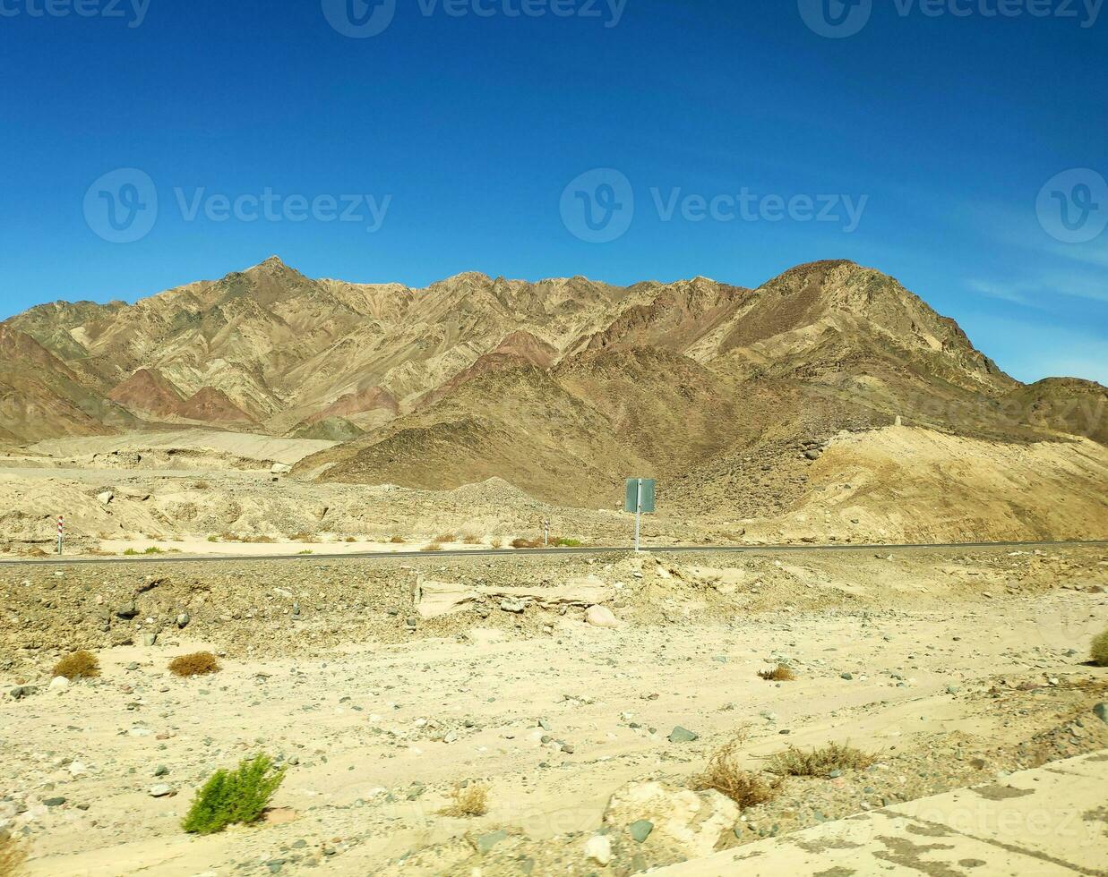 strada andando attraverso sinai montagne, colline e deserto foto