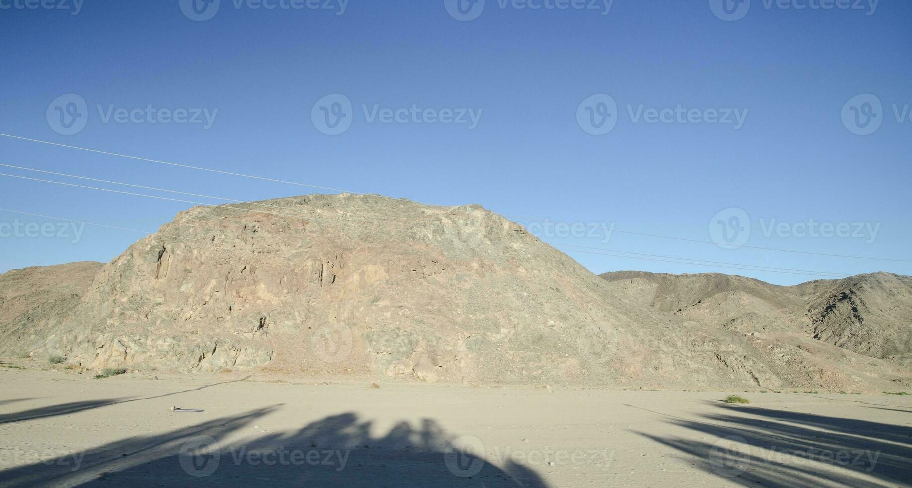 sahara rocce e colline con alberi ombre foto