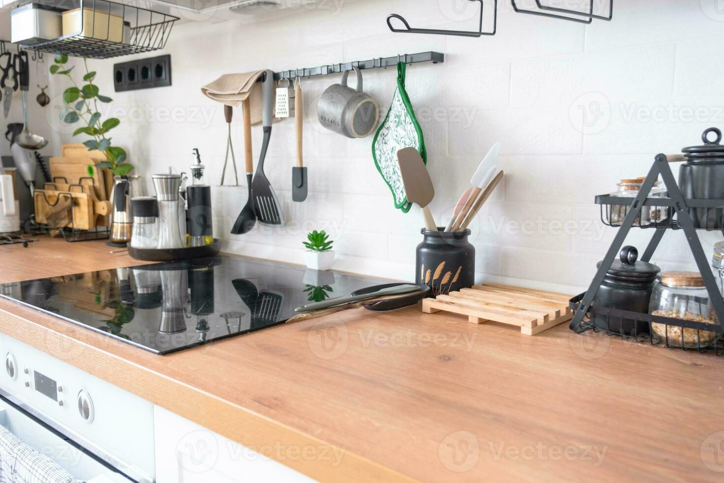 leggero bianca moderno rustico cucina decorato con in vaso impianti, in stile loft cucina utensili. interno di un' Casa con homeplants foto