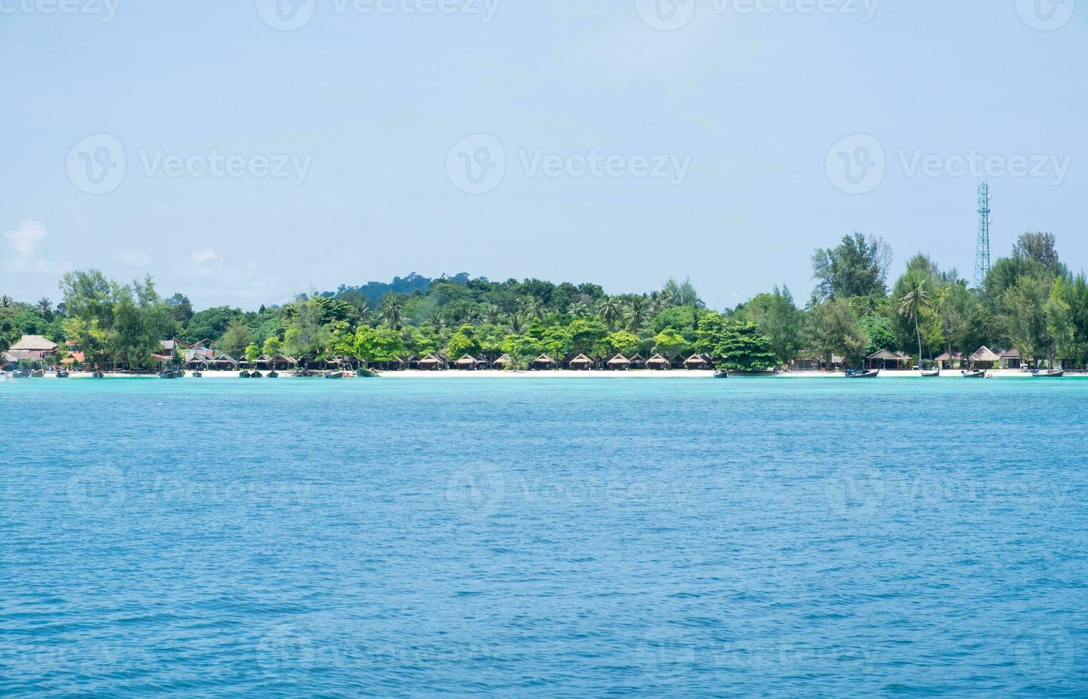 blu mare con ricorrere, la maggior parte abbondante corallo scogliera a lipe isola foto