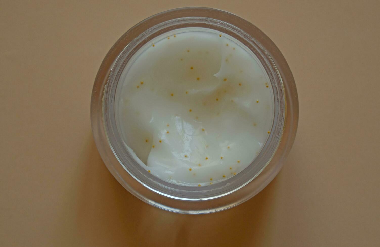 plastica vaso di bellezza crema o maschera per viso cura su pastello sfondo, superiore Visualizza. concetto di cura della pelle cosmetici, cosmetico terme medico pelle cura. naturale cosmetici concetto. foto