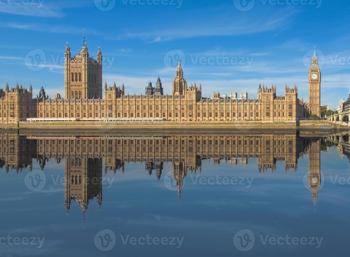 le case del parlamento si riflettono nel fiume tamigi a londra foto