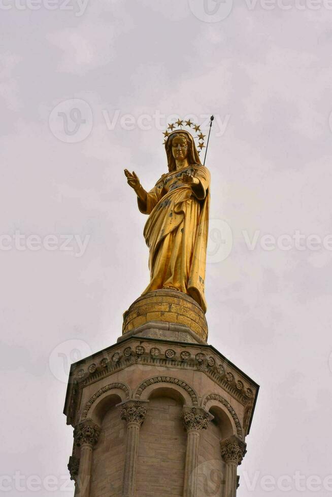 un' oro statua di Gesù su superiore di un' edificio foto