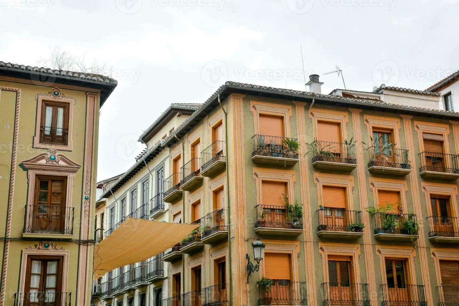 il edifici nel il città di Madrid siamo dipinto arancia foto