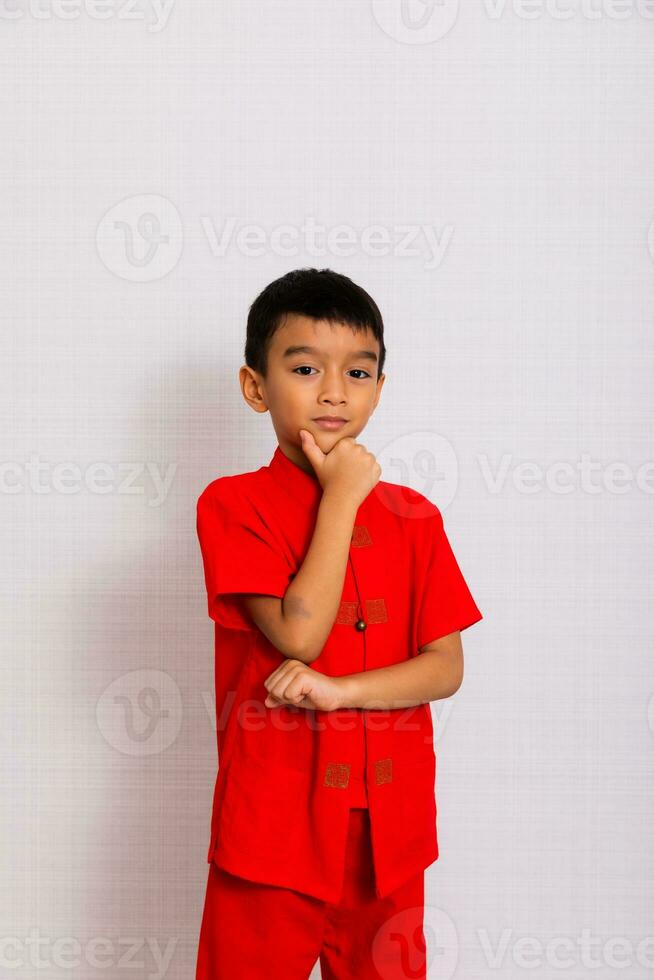 poco ragazzo moda sorridente bambino nel rosso Cinese vestire, stile e moda idee per bambini. Cinese nuovo anno foto