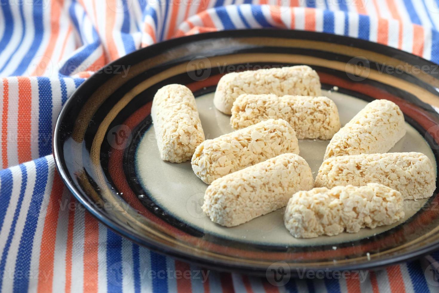 gustose barrette di avena su un piatto e bicchiere di latte sul tavolo, foto