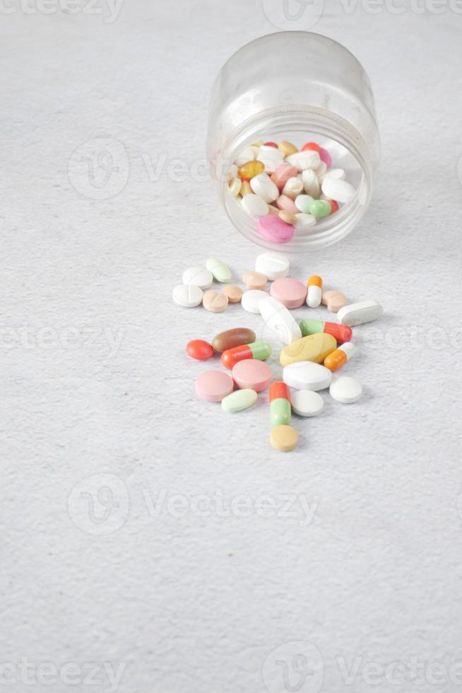 Close up di molte pillole e capsule colorate foto