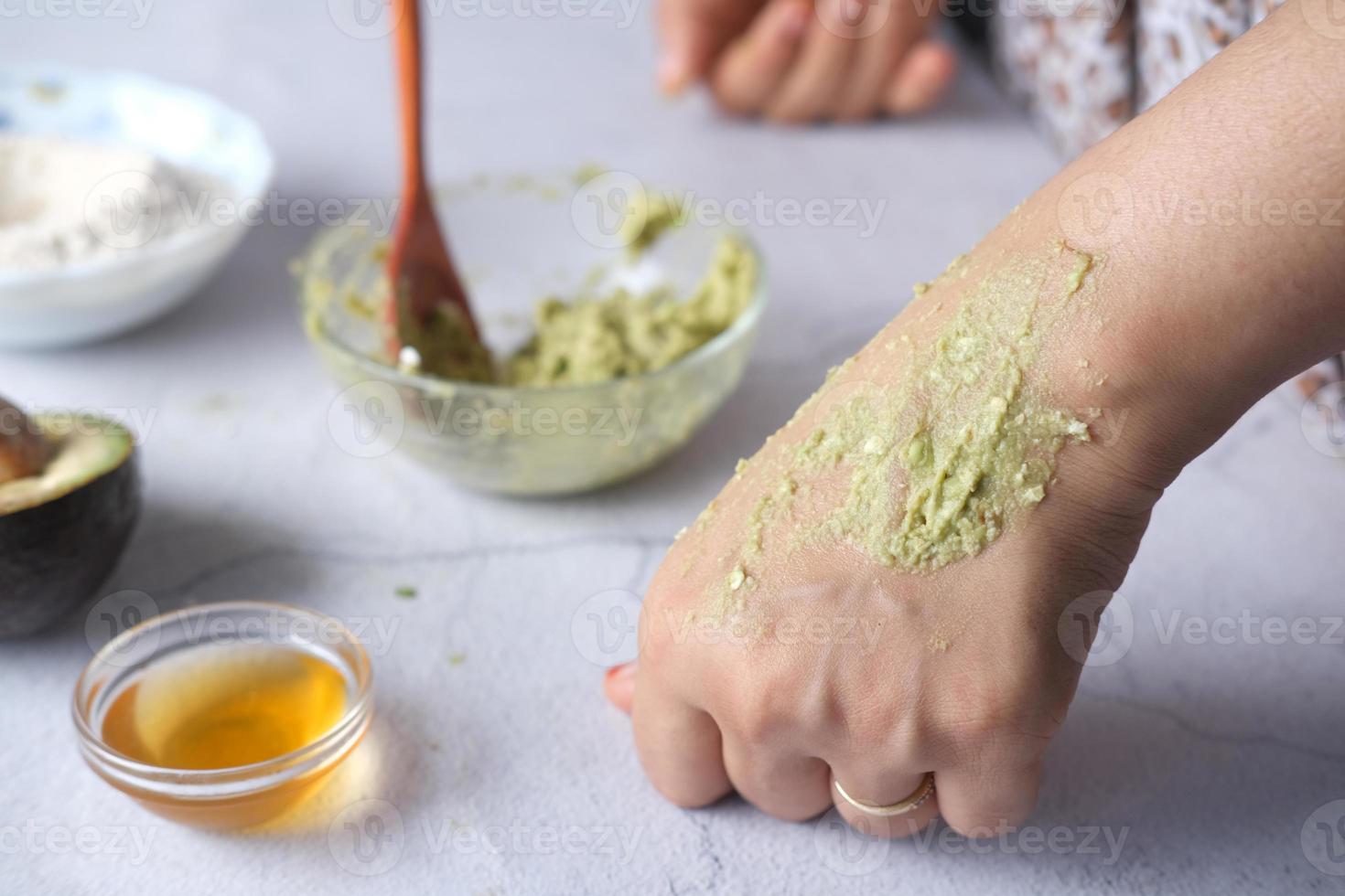 donne che applicano la crema cosmetica naturale fatta in casa di avocado sulla pelle, foto