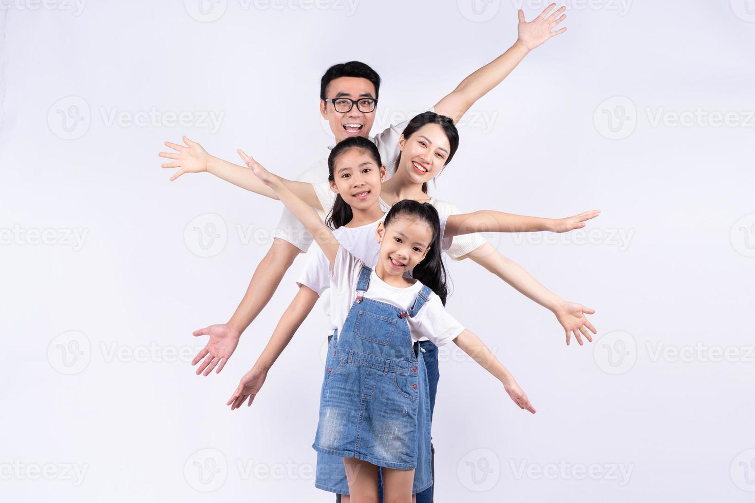 ritratto di famiglia asiatica su sfondo bianco foto