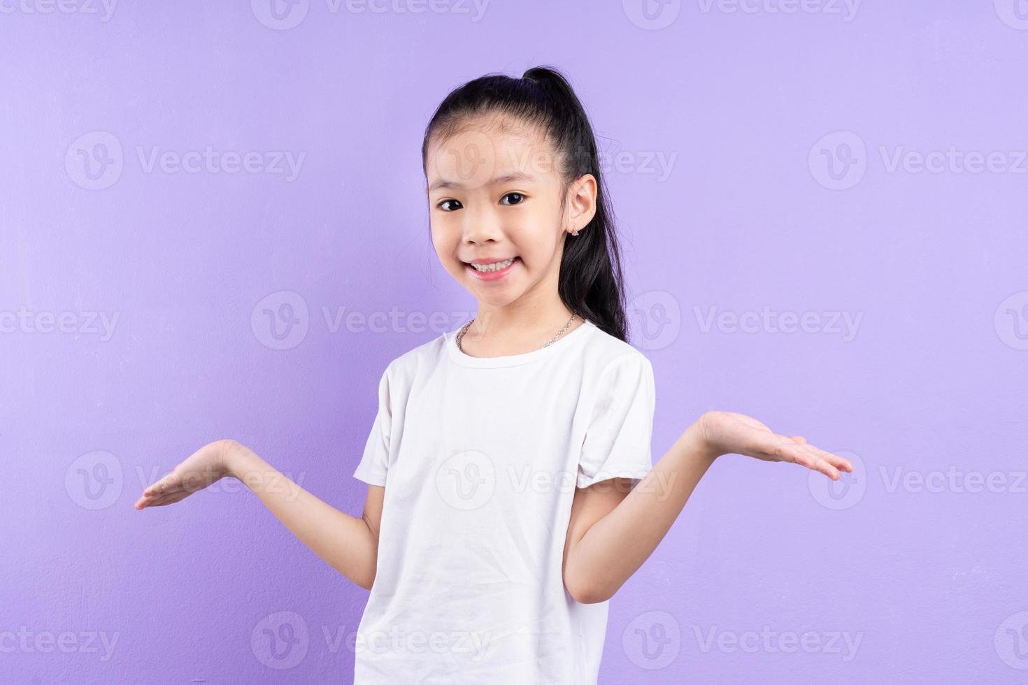 ritratto di bambino asiatico su sfondo viola foto