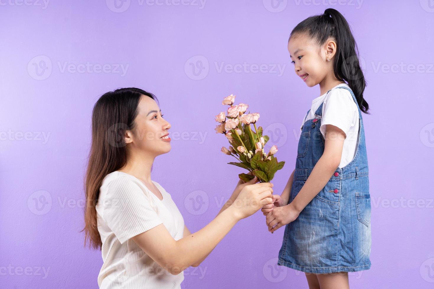 ritratto di madre e figlia asiatiche su sfondo viola foto