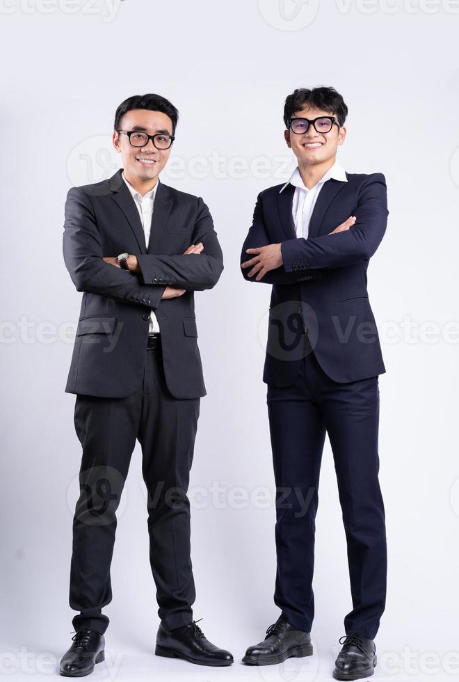 due uomini d'affari asiatici in posa su sfondo bianco foto