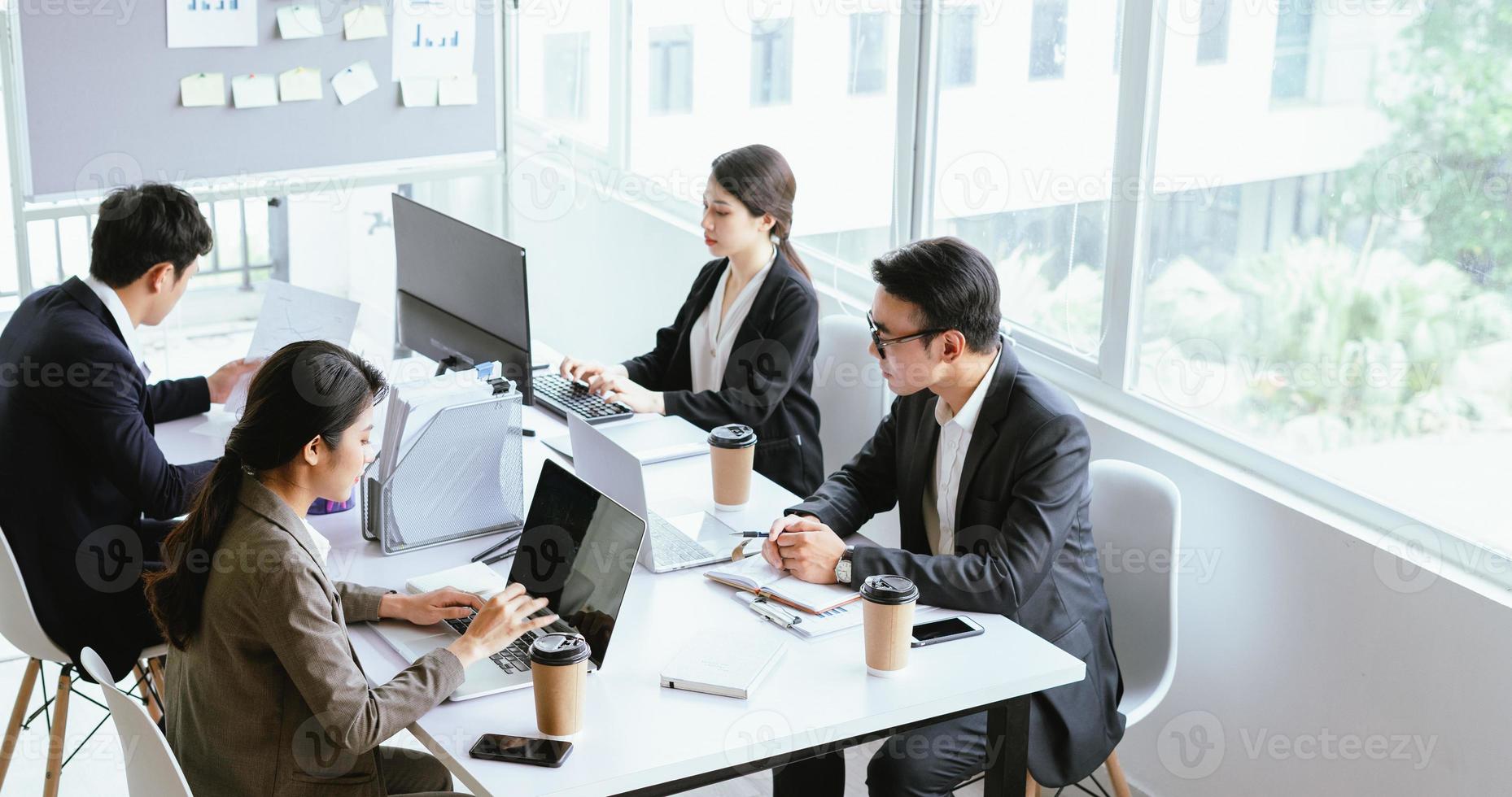 le persone si concentrano sul lavoro in ufficio foto