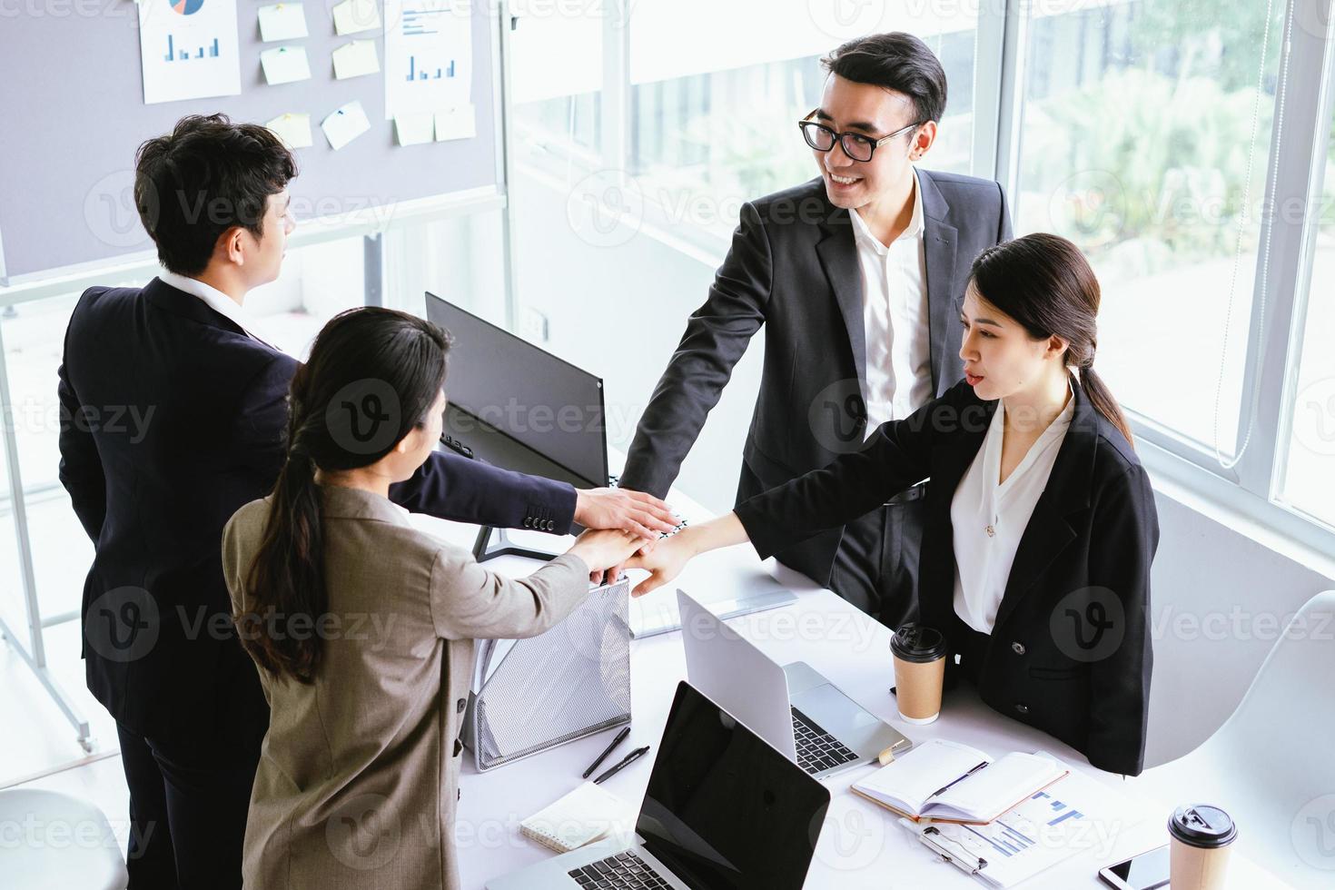 tutti insieme mostrano determinazione nel lavoro foto