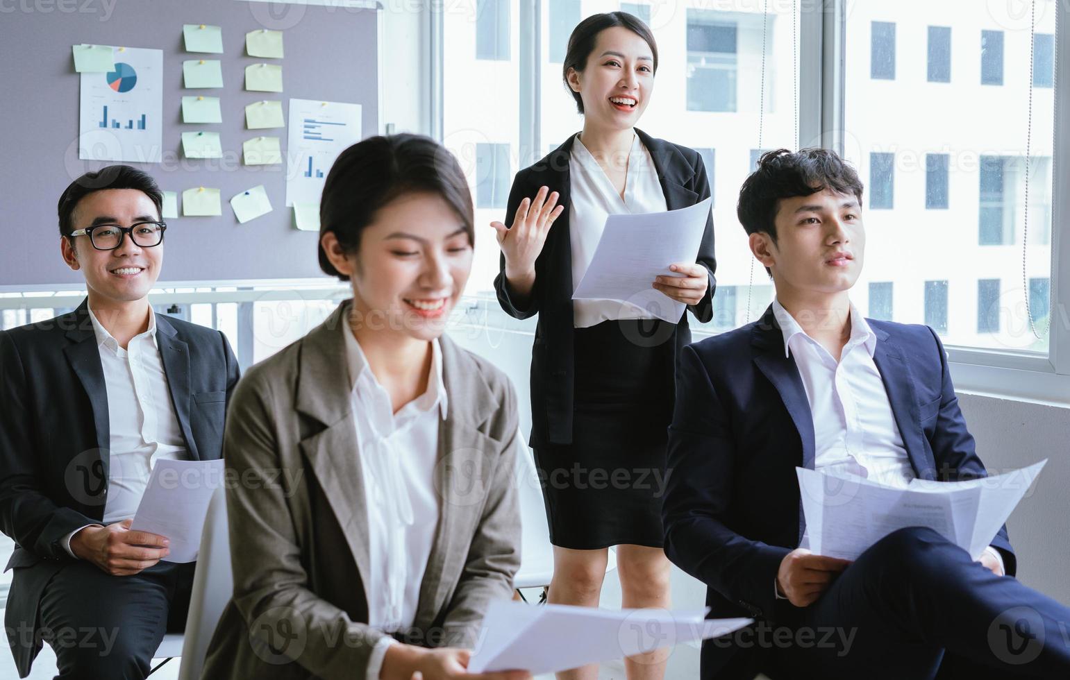 ritratto di donna d'affari asiatica che presenta il suo piano in una riunione foto